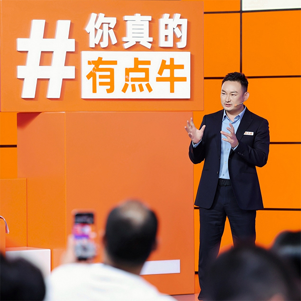 ▲上图为：蘑菇视频免费网站门业董事长、总经理杨元嘉在2025年度真牛奖比赛现场