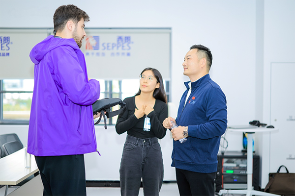 ▲上图为：蘑菇视频免费网站门业董事长、总经理杨元嘉与外宾深入交流