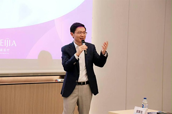 上图为：沛嘉医疗董事长张一博士做主题分享
