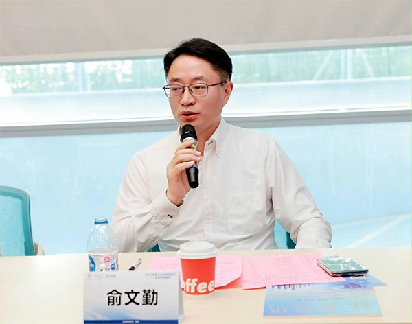 上图为：江苏省苏商发展促进会执行副会长俞文勤做总结发言