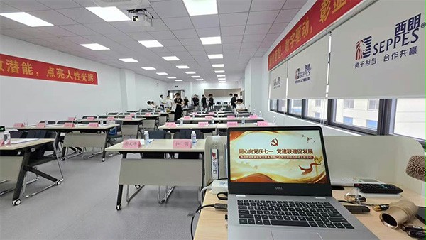 上图为：党建活动现场