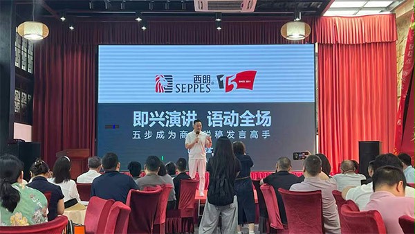 上图为：蘑菇视频免费网站门业董事长、阿里巴巴国际站签约金牌讲师杨元嘉现场授课