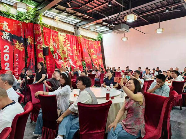 上图为：分享现场的企业家们认真听讲和拍照记录