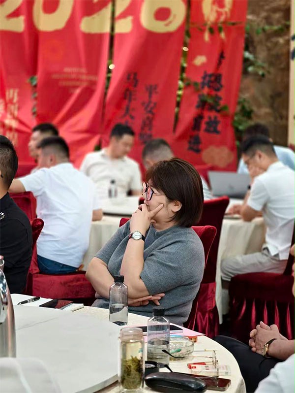 上图为：苏州市河南商会副会长、女企业家于素真董事长在活动现场
