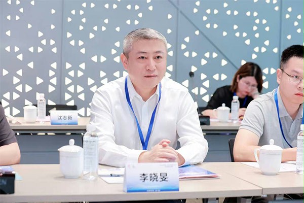 上图：胜科纳米董事长李晓旻博士与参会嘉宾现场交流