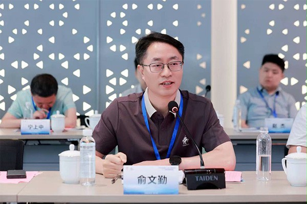 上图：苏商会副会长俞文勤作总结发言